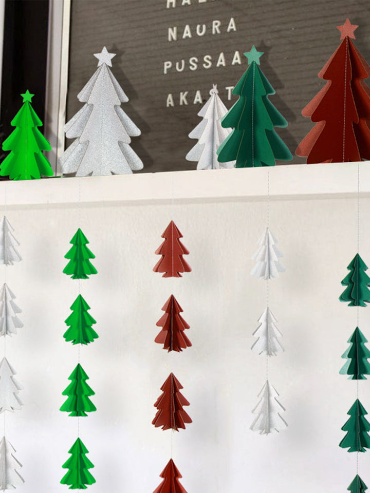 Mini árvore de Natal com flores de barbante de papel e bandeiras penduradas