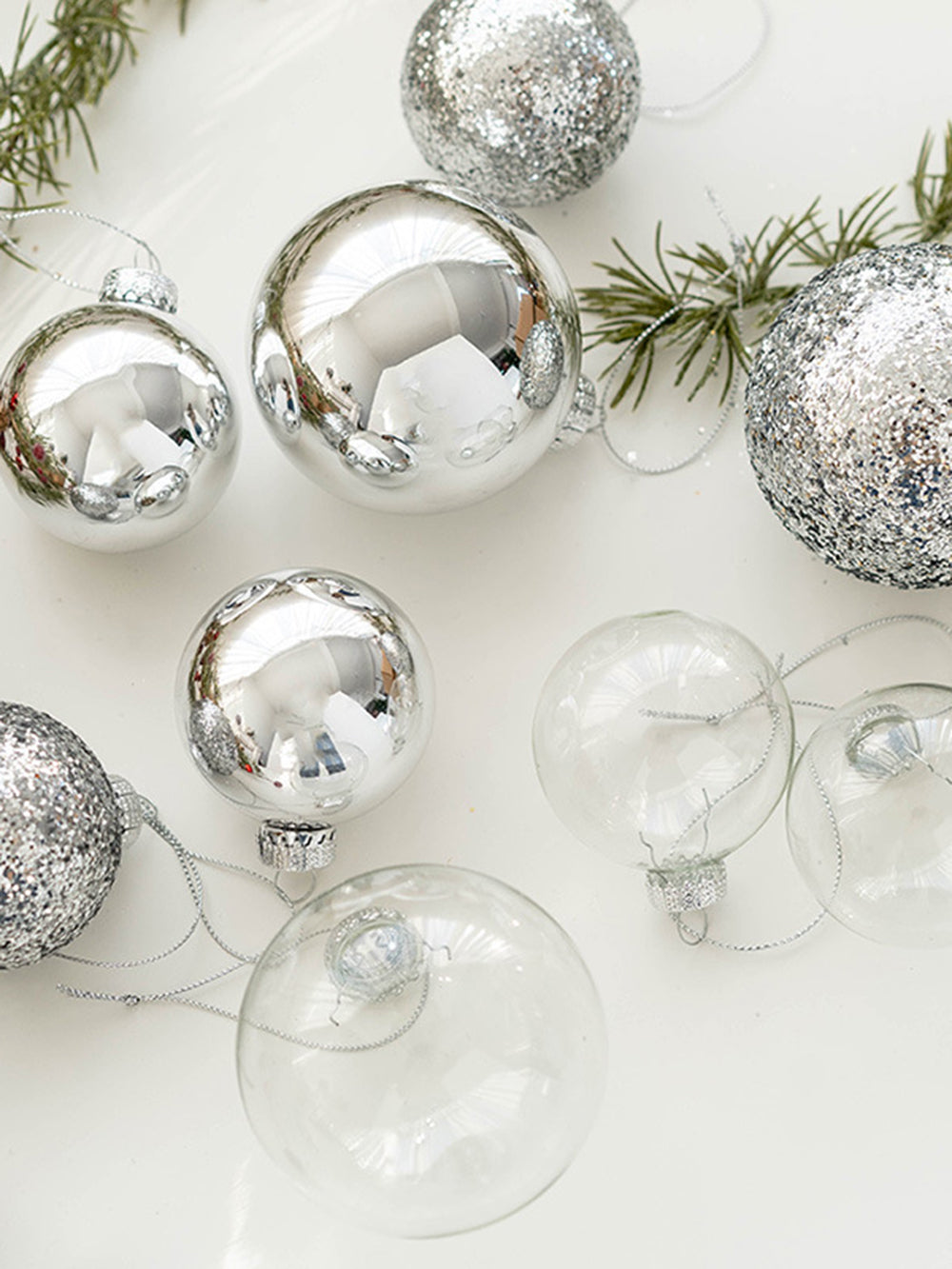 Zestaw dekoracji choinkowych ze szklanych kulek bożonarodzeniowych