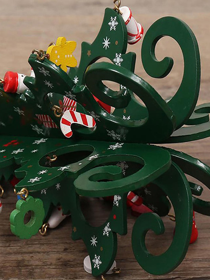 Árbol navideño de seis piezas con pequeños colgantes.