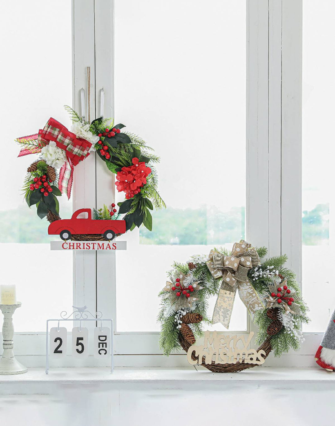 Decoração festiva de Natal com guirlanda de videira e porta de janela