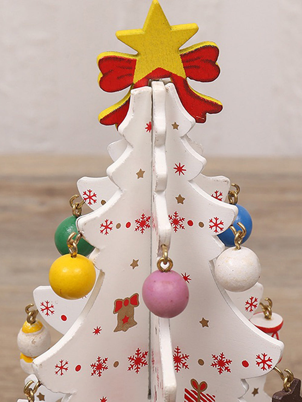 Juletræ med seks stykker med små vedhæng