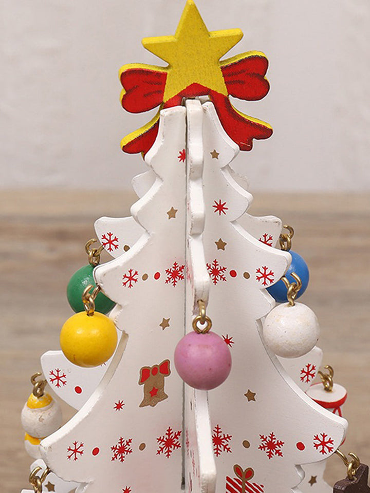 Sex-delad julgran med små hängen