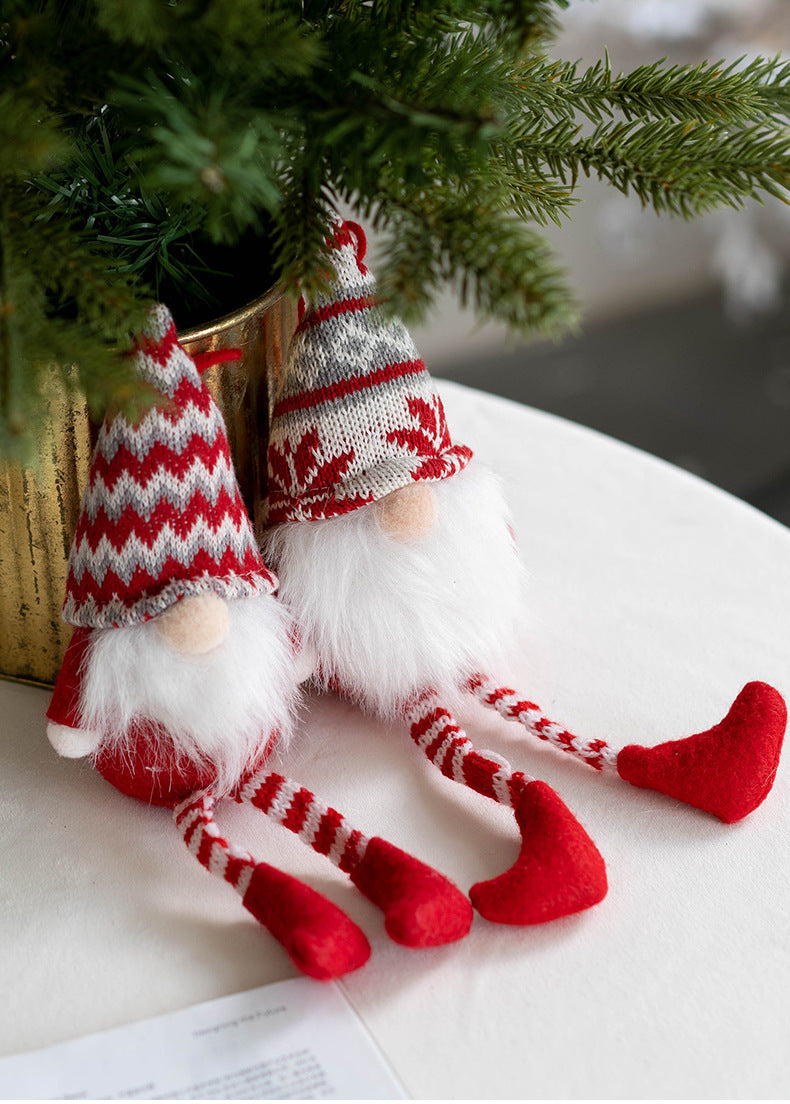 Um par de bonecos de pelúcia de Papai Noel, pingentes de Papai Noel