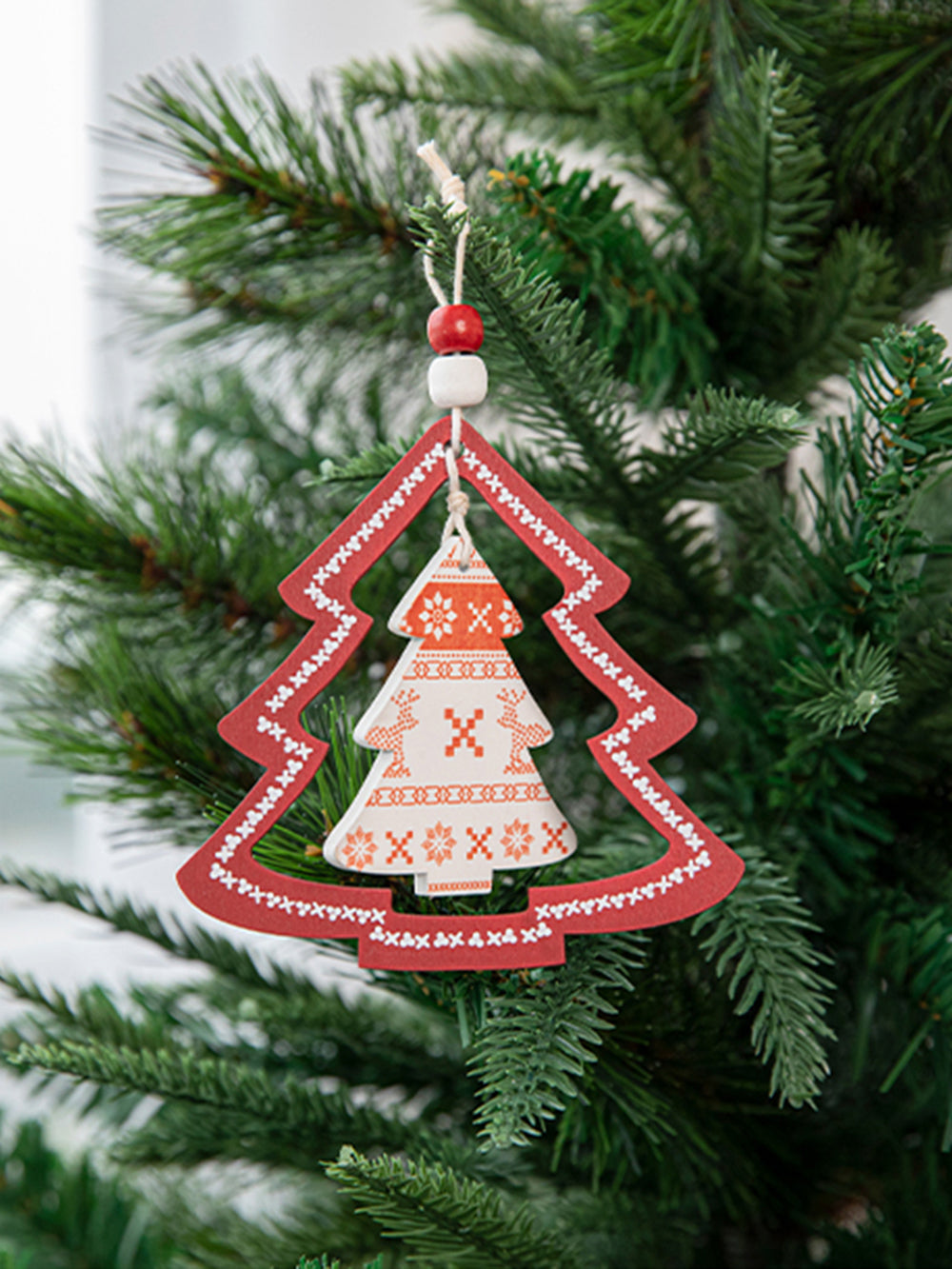 Πολύχρωμα κρεμαστά στολίδια παραθύρου Χριστουγεννιάτικου Δέντρου