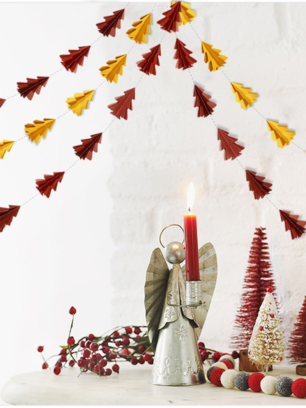 Mini árbol de Navidad con flores de hilo de papel y banderas colgantes