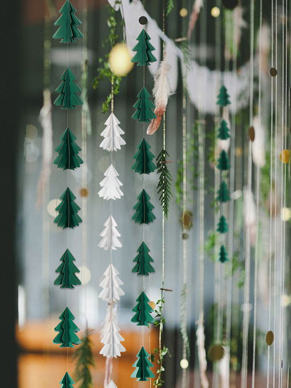 Mini árvore de Natal com flores de barbante de papel e bandeiras penduradas