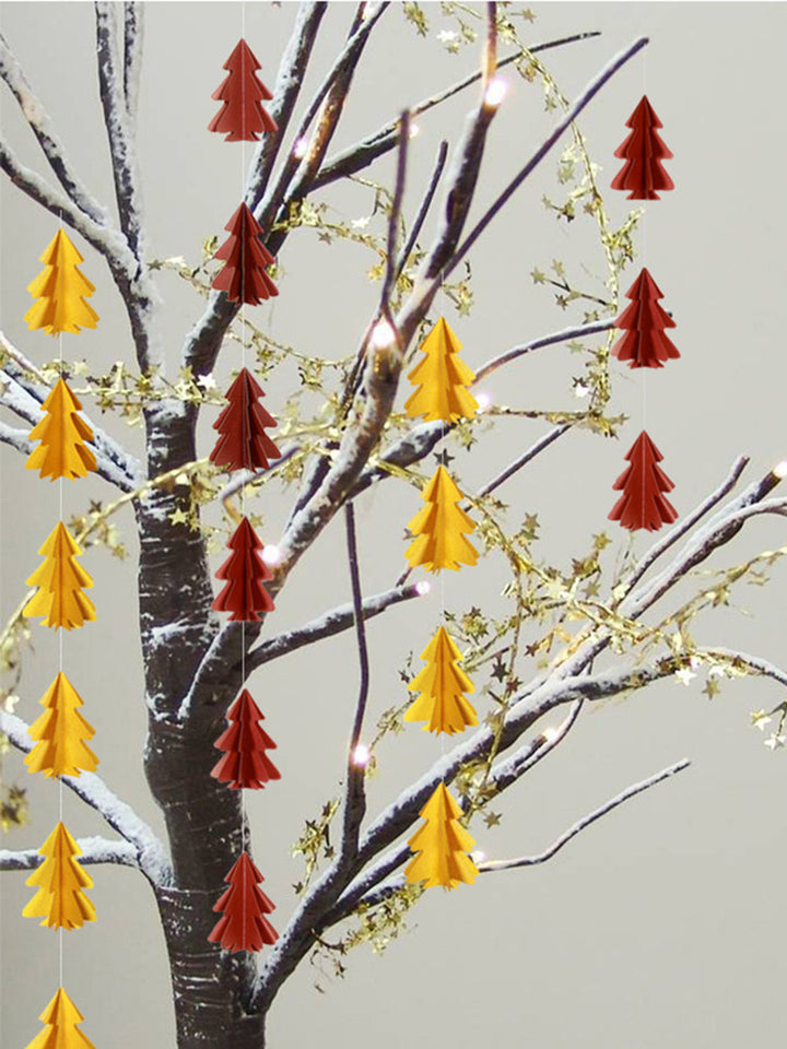 Mini-Weihnachtsbaum mit Papierschnurblumen und hängenden Fahnen