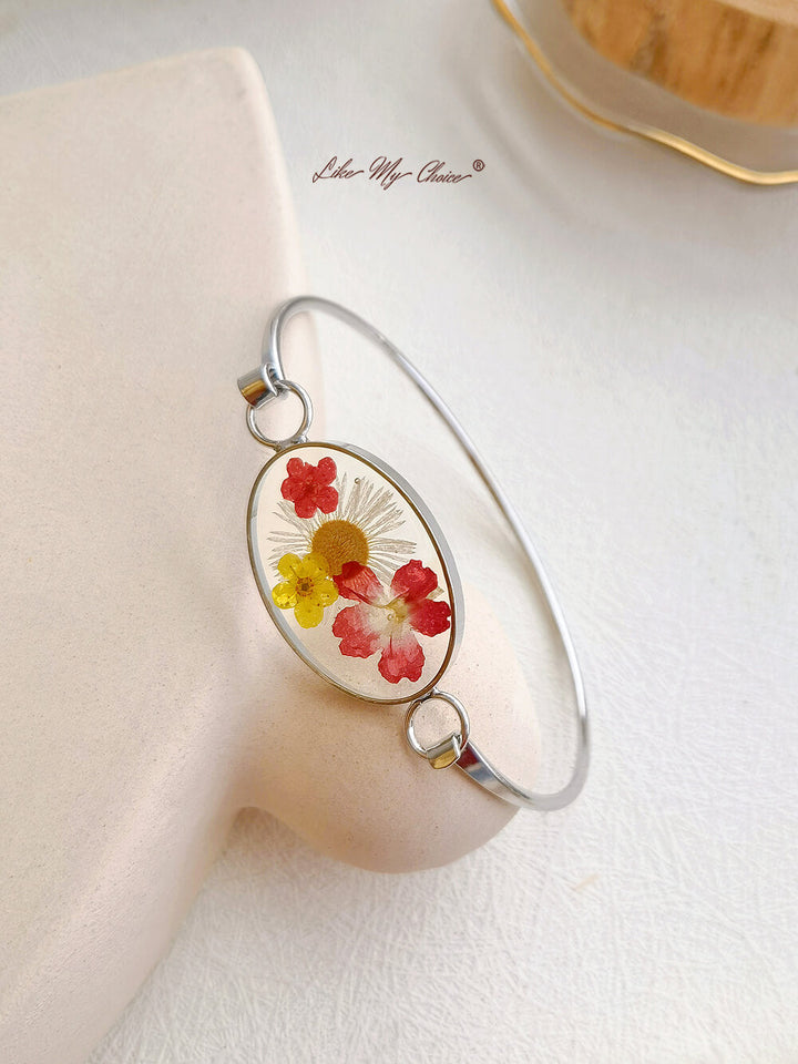 Handgefertigtes verstellbares Armband mit getrockneten Blumen aus Kunstharz