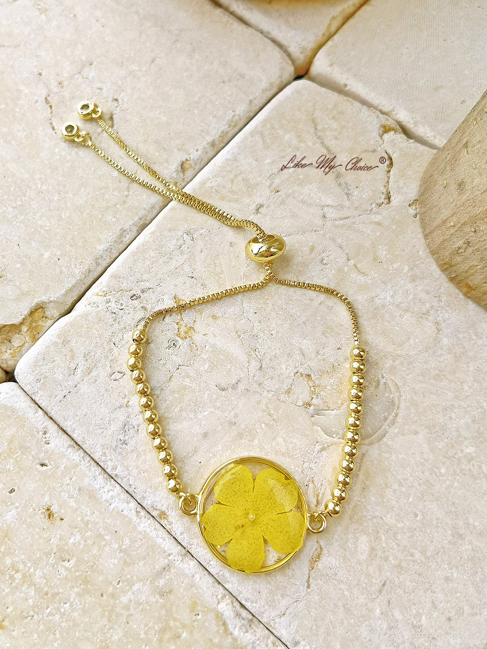 Okrągła bransoletka z wytłoczonym wzorem w kolorze żółtym