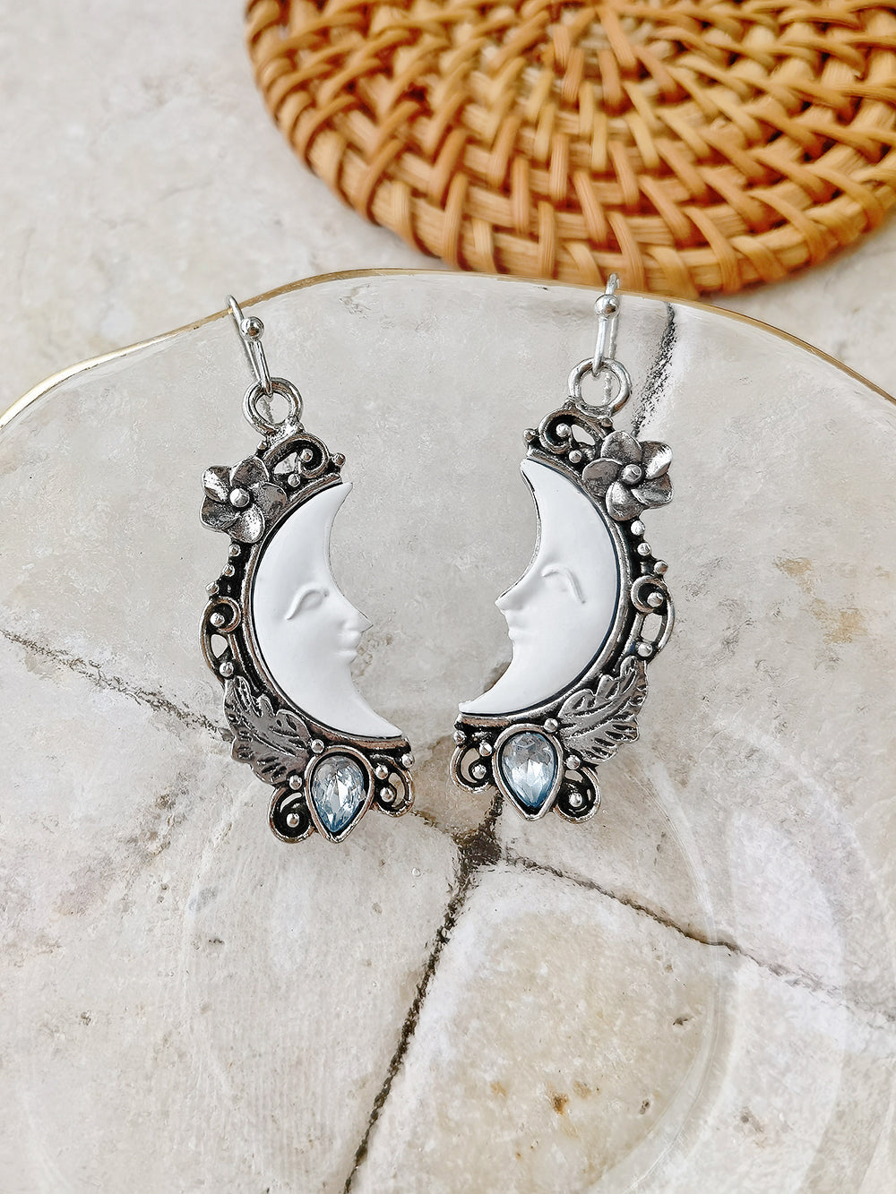 Boucles d'oreilles pendantes en topaze bleue avec motif croissant de lune