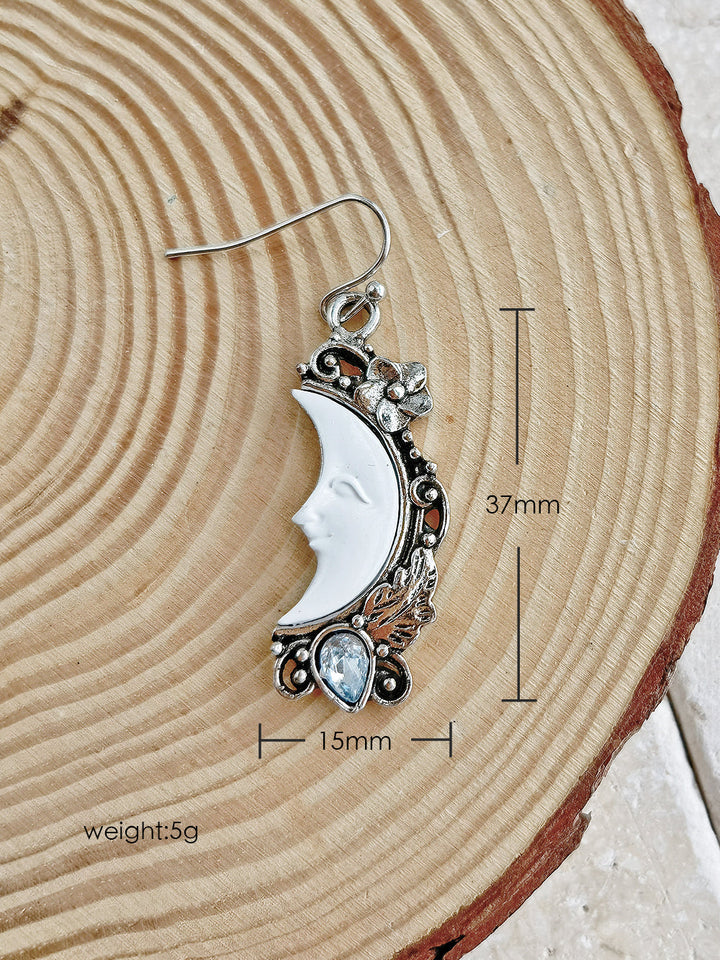 Boucles d'oreilles pendantes en topaze bleue avec motif croissant de lune