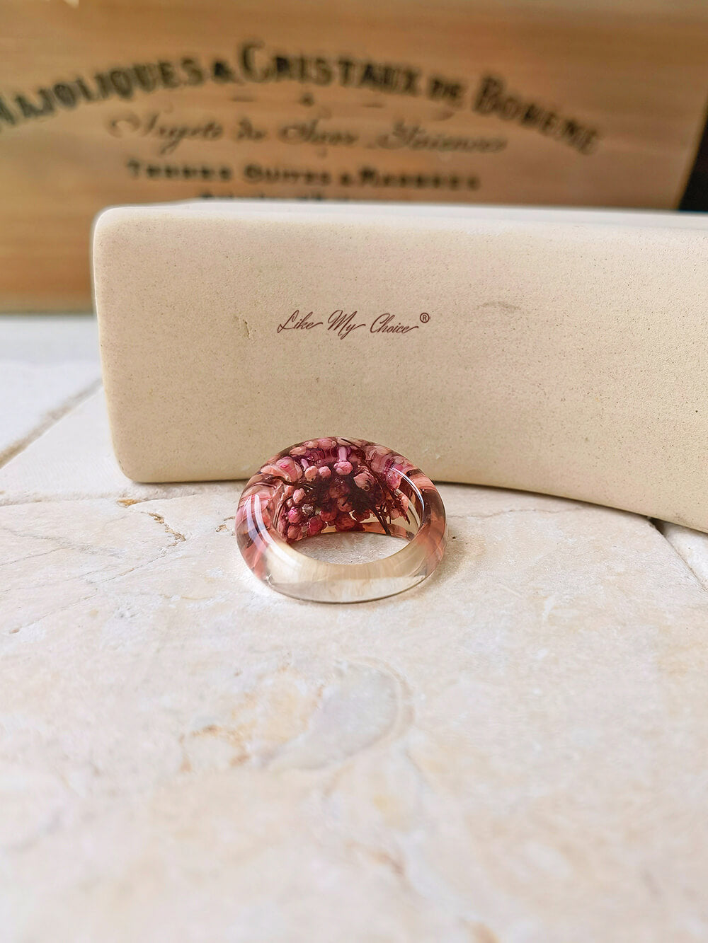Ručně vyráběný prsten ze sušených květin vykládaných pryskyřicí