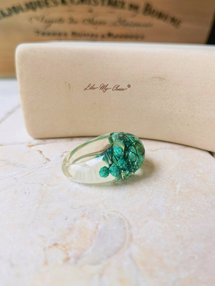 טבעת שרף פרחים מיובשים עם פרחים ירוקים