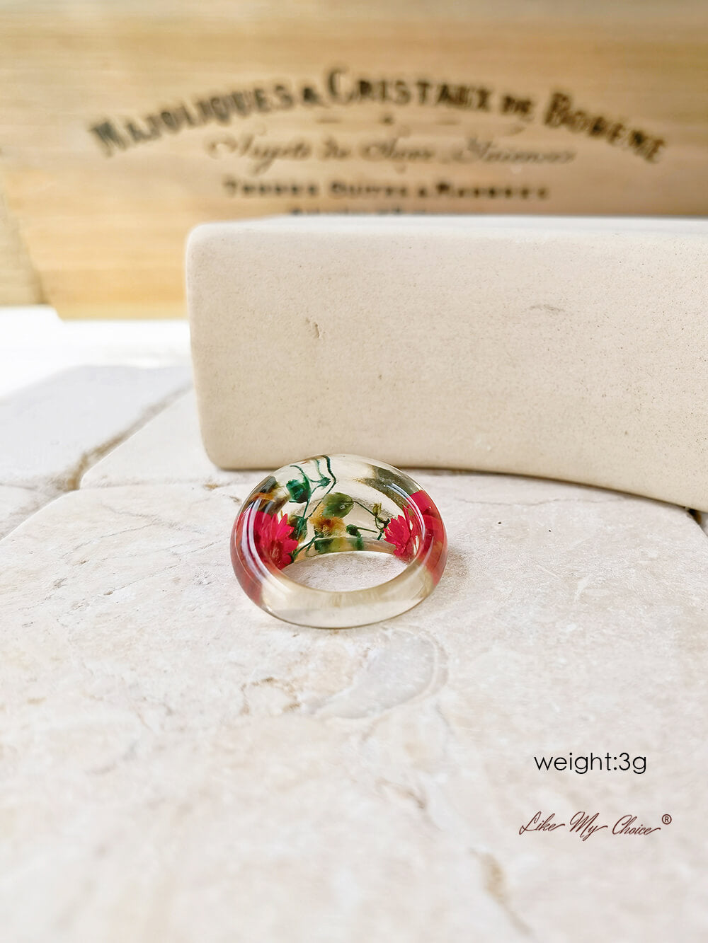 Owalny pierścionek z żywicy w kształcie czerwonej stokrotki