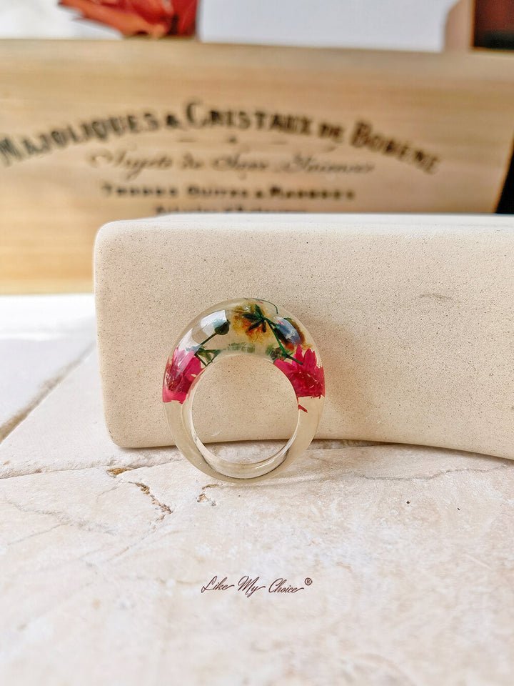 Ovaler Ring aus rotem Gänseblümchenharz
