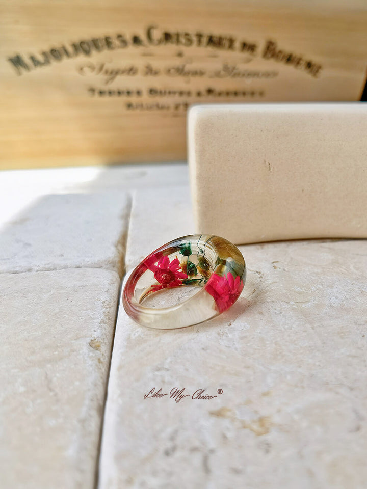 Ovaler Ring aus rotem Gänseblümchenharz