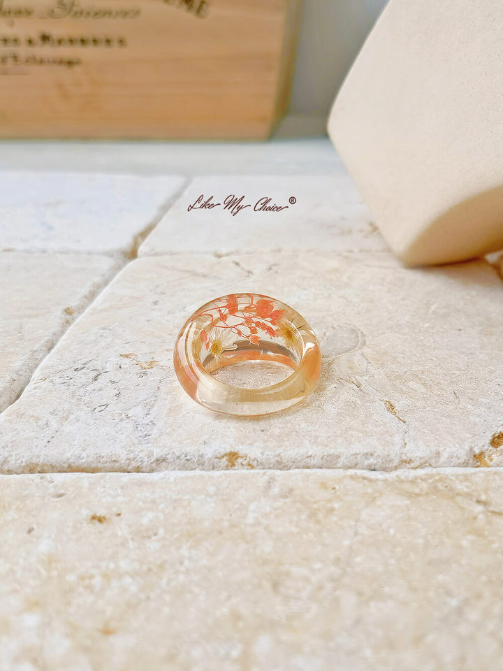 Ovaler Ring aus weißem Gänseblümchenharz