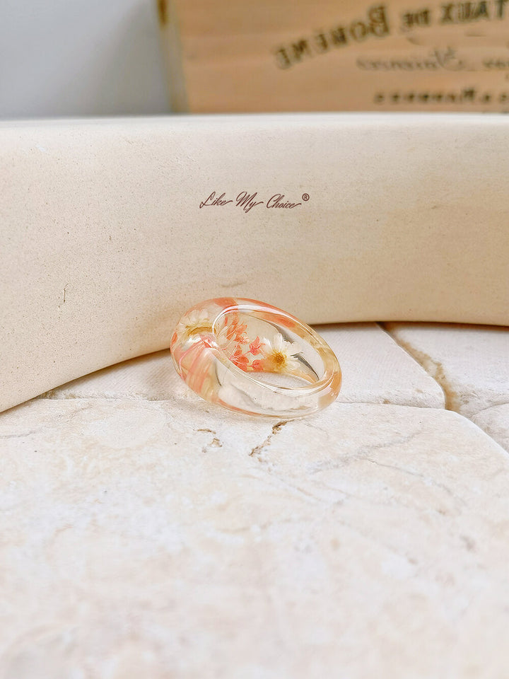 Ovaler Ring aus weißem Gänseblümchenharz