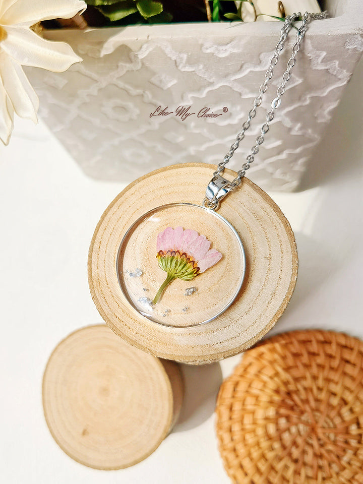 Collar floral de resina con margaritas ruborizadas