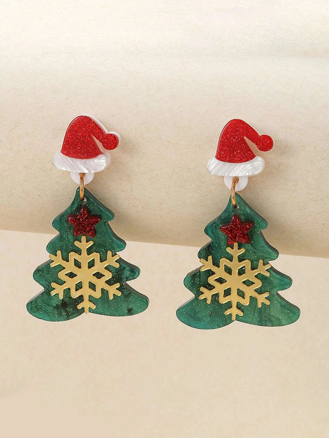 Weihnachtsohrringe, Hut und Schneeflocken-Dekorbaum