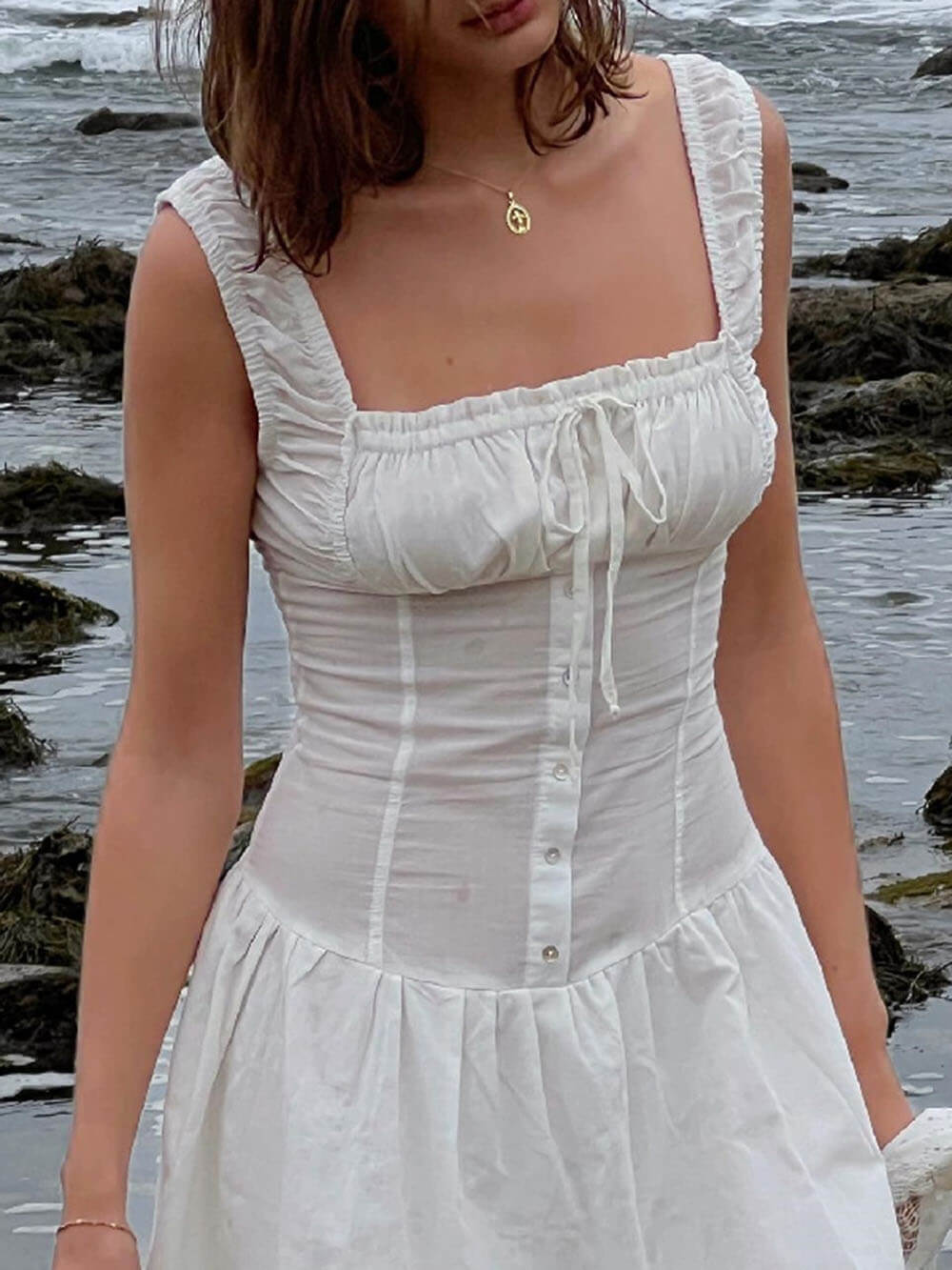 Μίντι φόρεμα χωρίς μανίκια με τετράγωνο λαιμό και λεπτή εφαρμογή