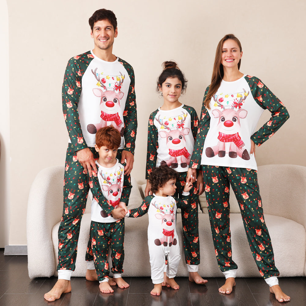 Fargerike hjort familiematchende pyjamassett