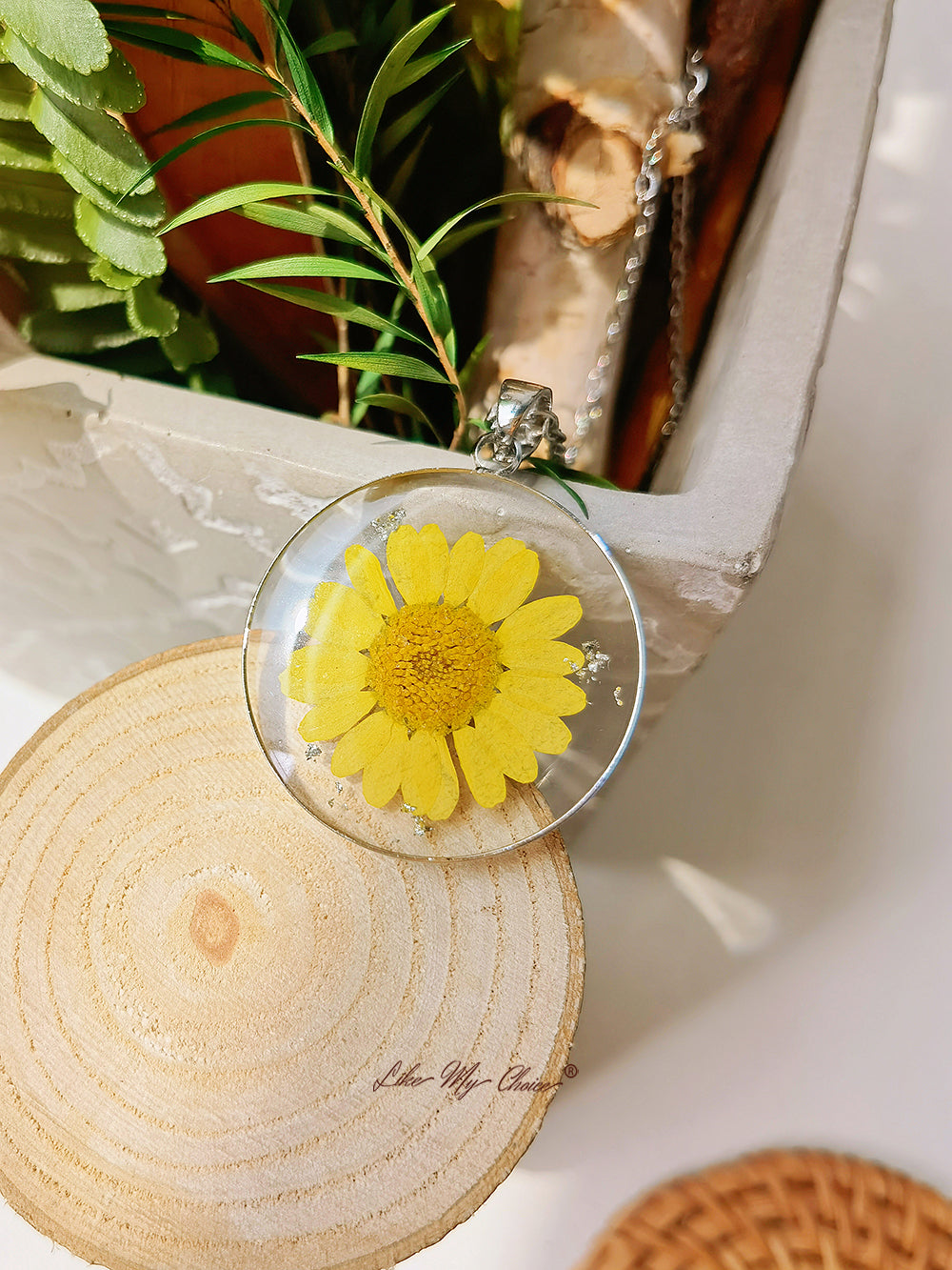 Náhrdelník z pryskyřice: Přívěsek ze žluté chryzantémy