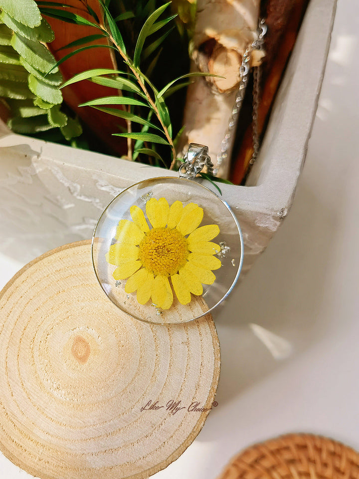 Colier cu plante din rășină: pandantiv cu crizantemă galbenă
