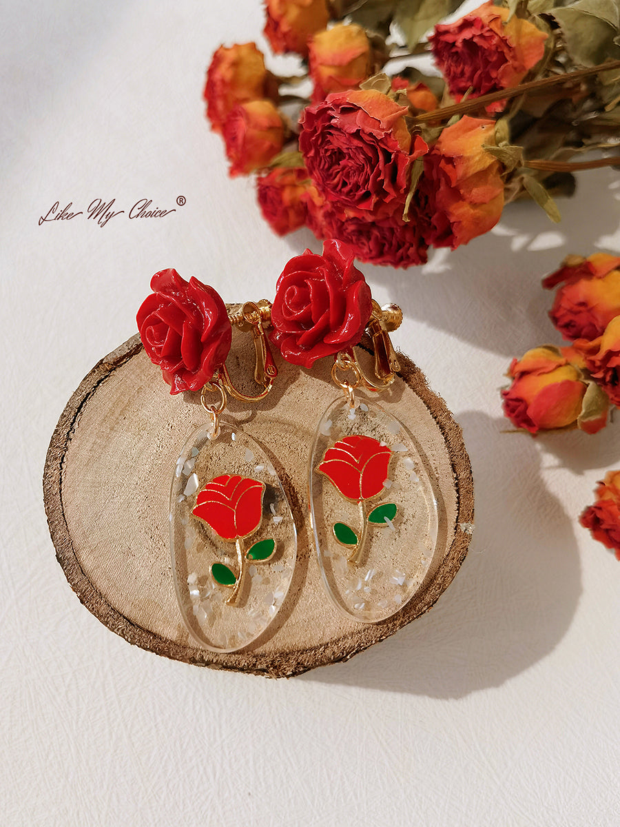 ビクトリア朝風のロマンチックな赤いバラのイヤリング