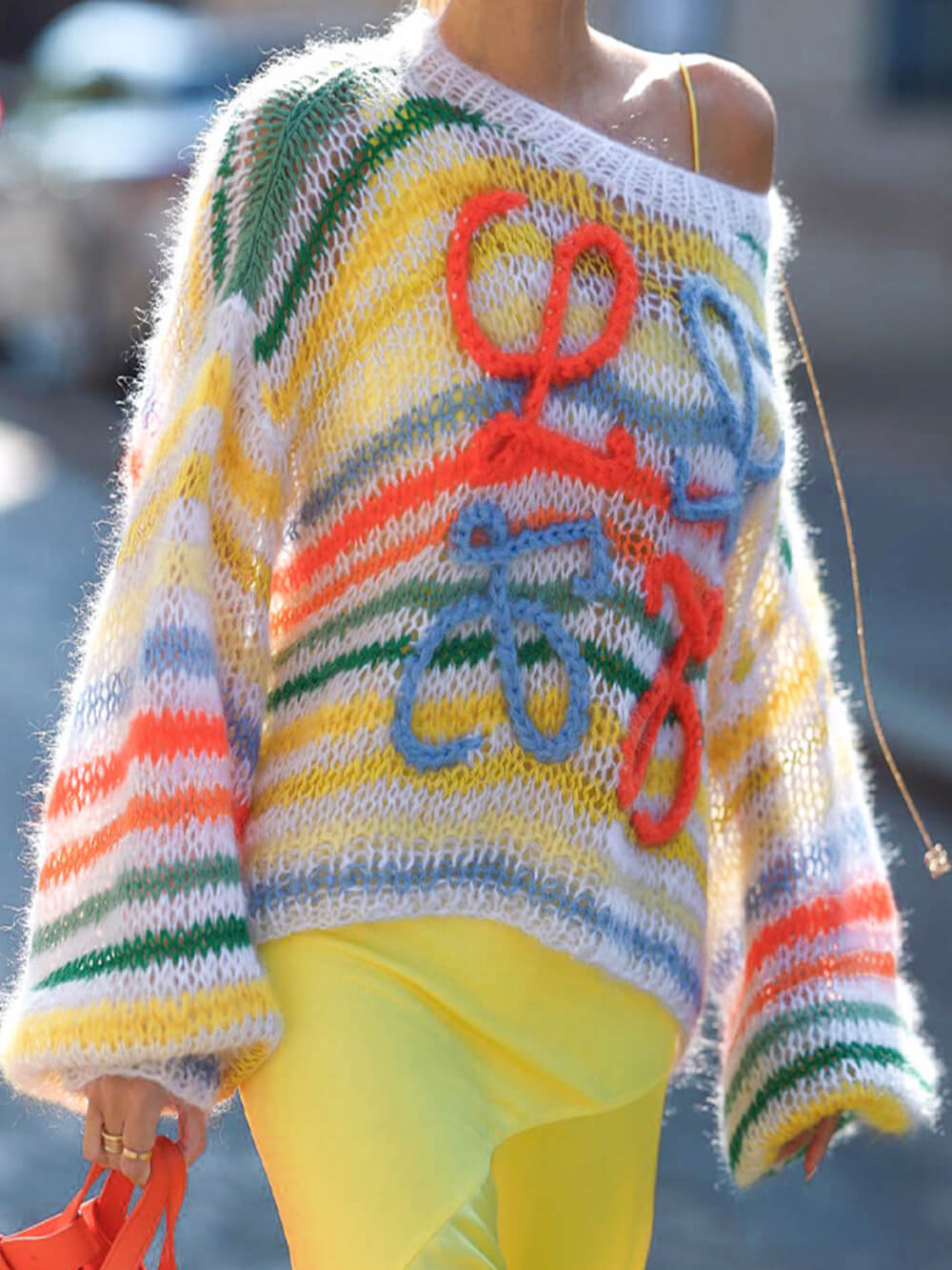 Suéter de rayas en contraste de arcoíris