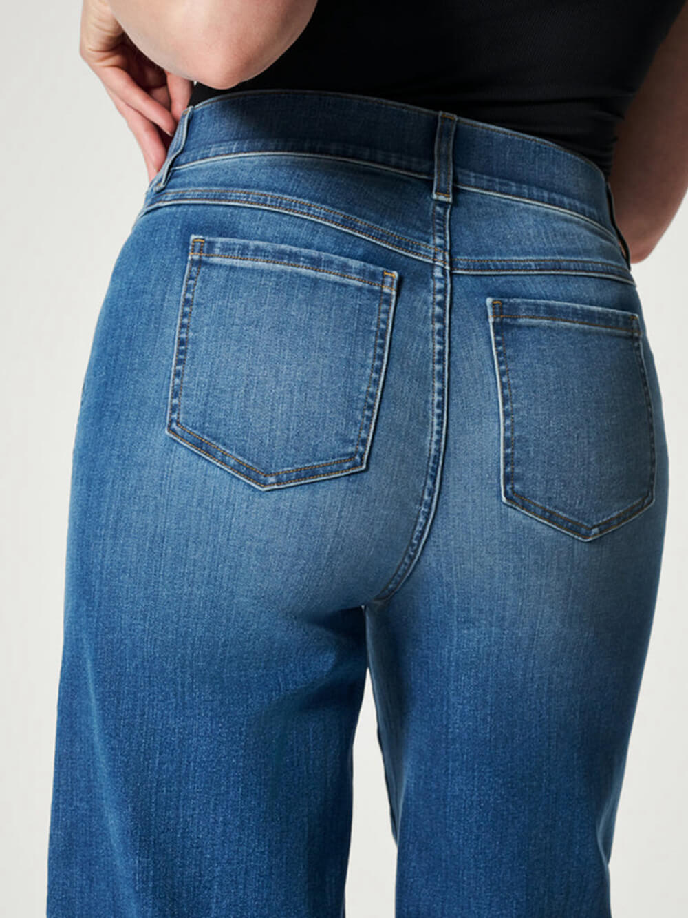 Jeans mit weitem Bein und mittelhohem Bund
