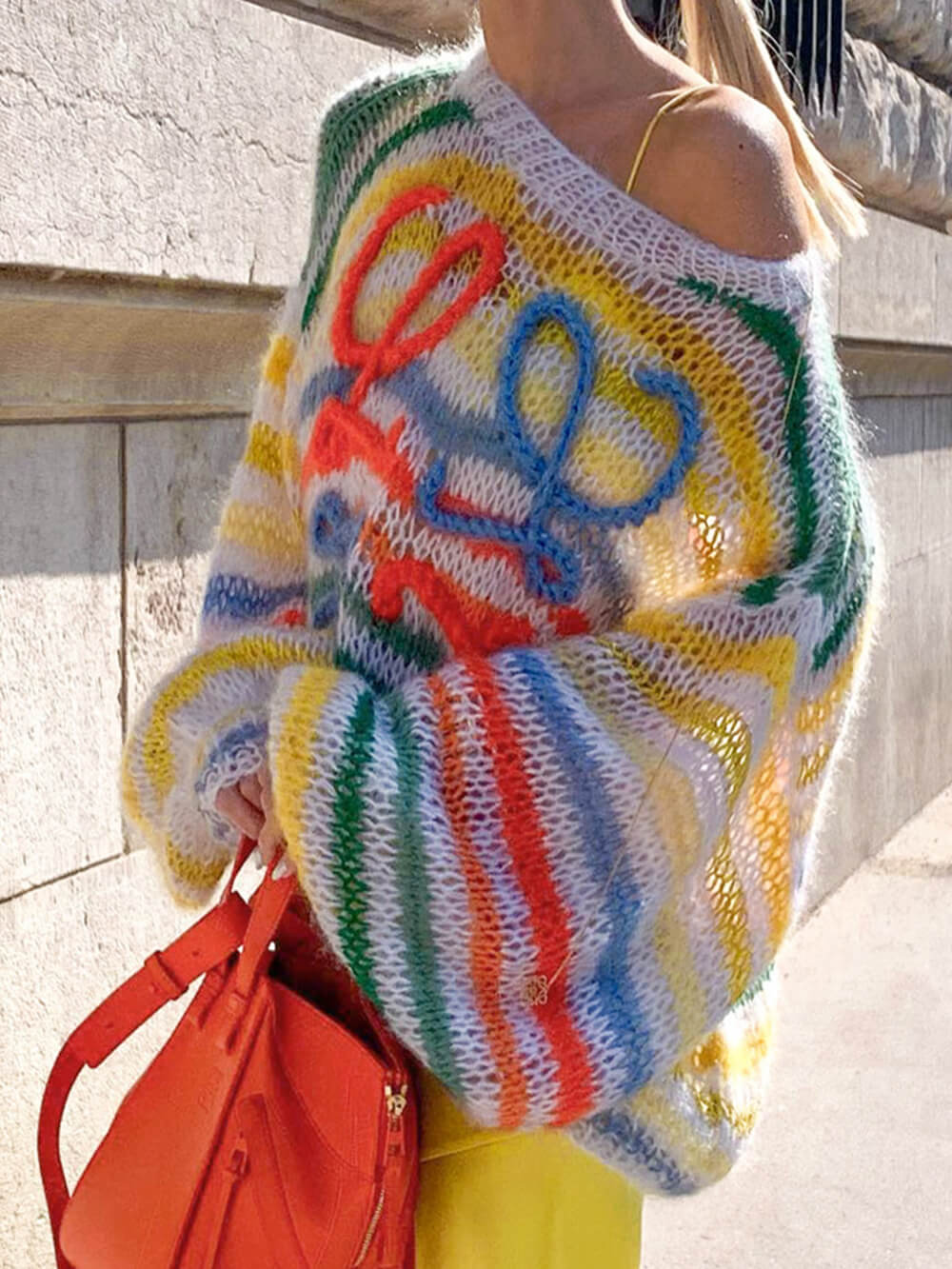 Suéter de rayas en contraste de arcoíris