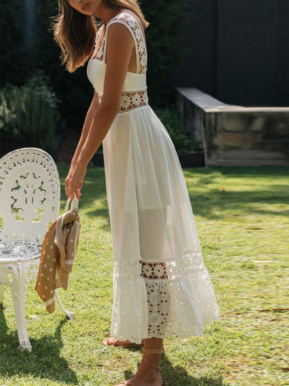 Długa koronkowa sukienka midi z panelami i pełnym obszyciem