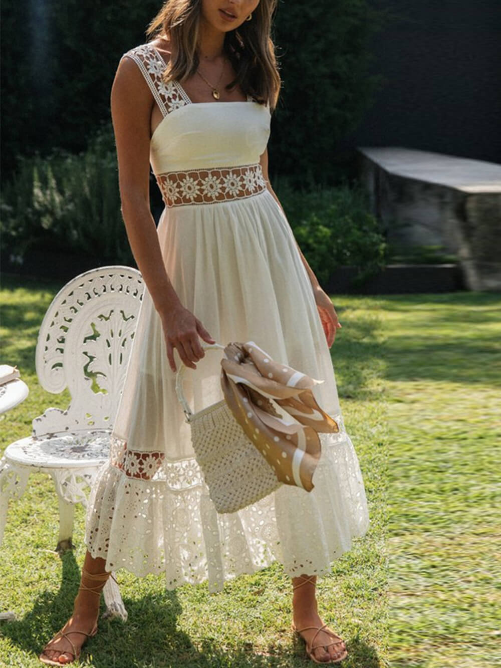 Długa koronkowa sukienka midi z panelami i pełnym obszyciem