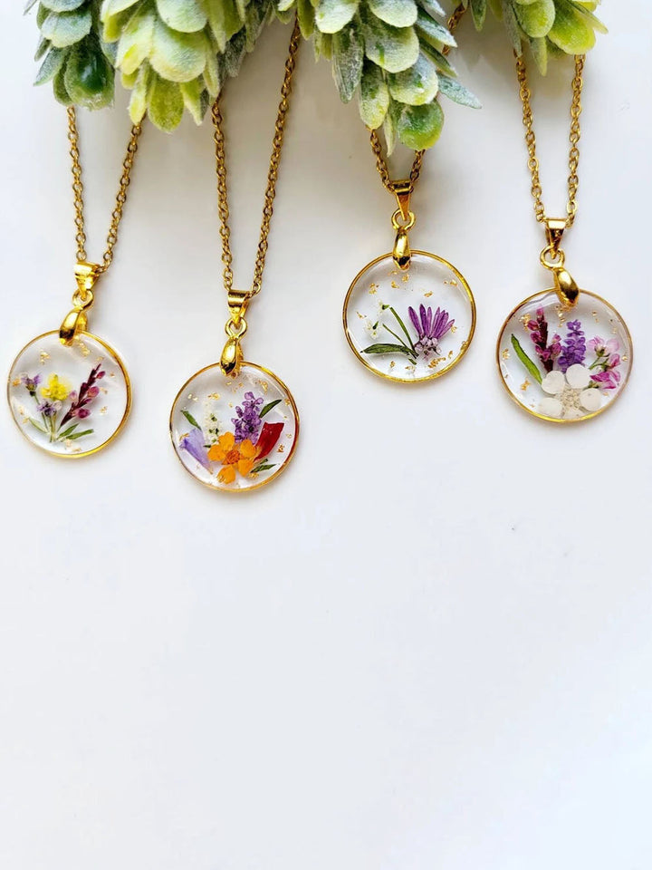 Ručně vyráběné náhrdelníky s přívěškem z přírodní pryskyřice