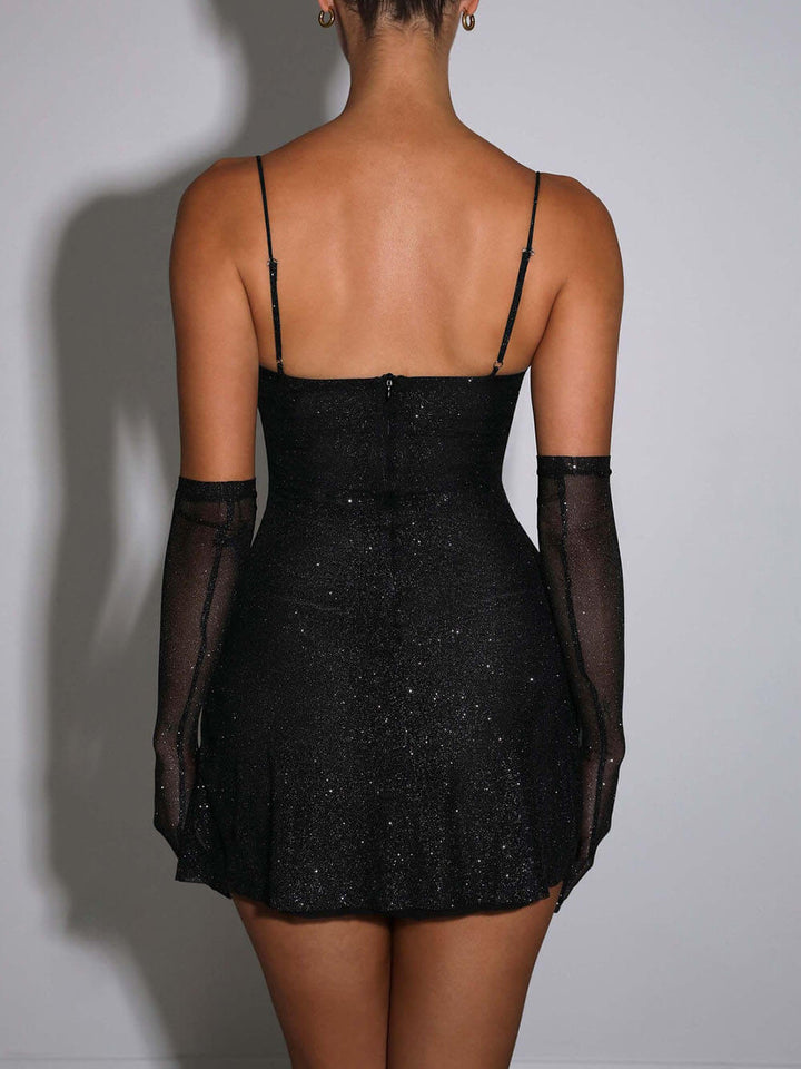 Cekinowa czarna sukienka mini z rozcięciem