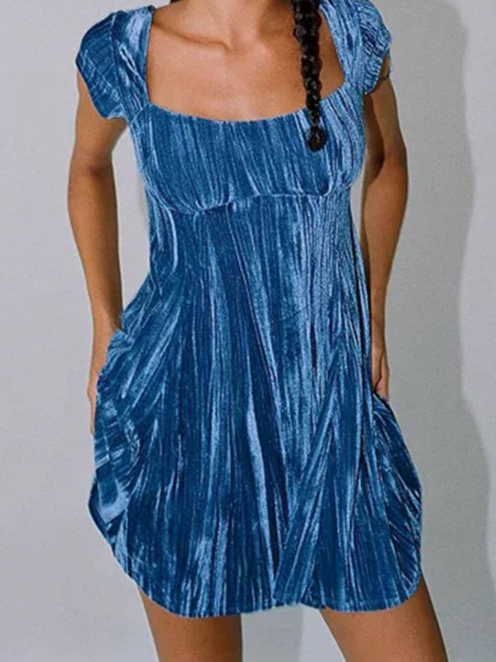 فستان قصير بأكمام قصيرة من المخمل الأزرق