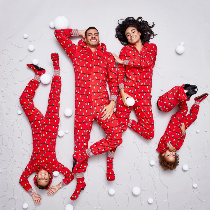 Conjunto de pijama a juego para el hogar con capucha y bombilla navideña roja