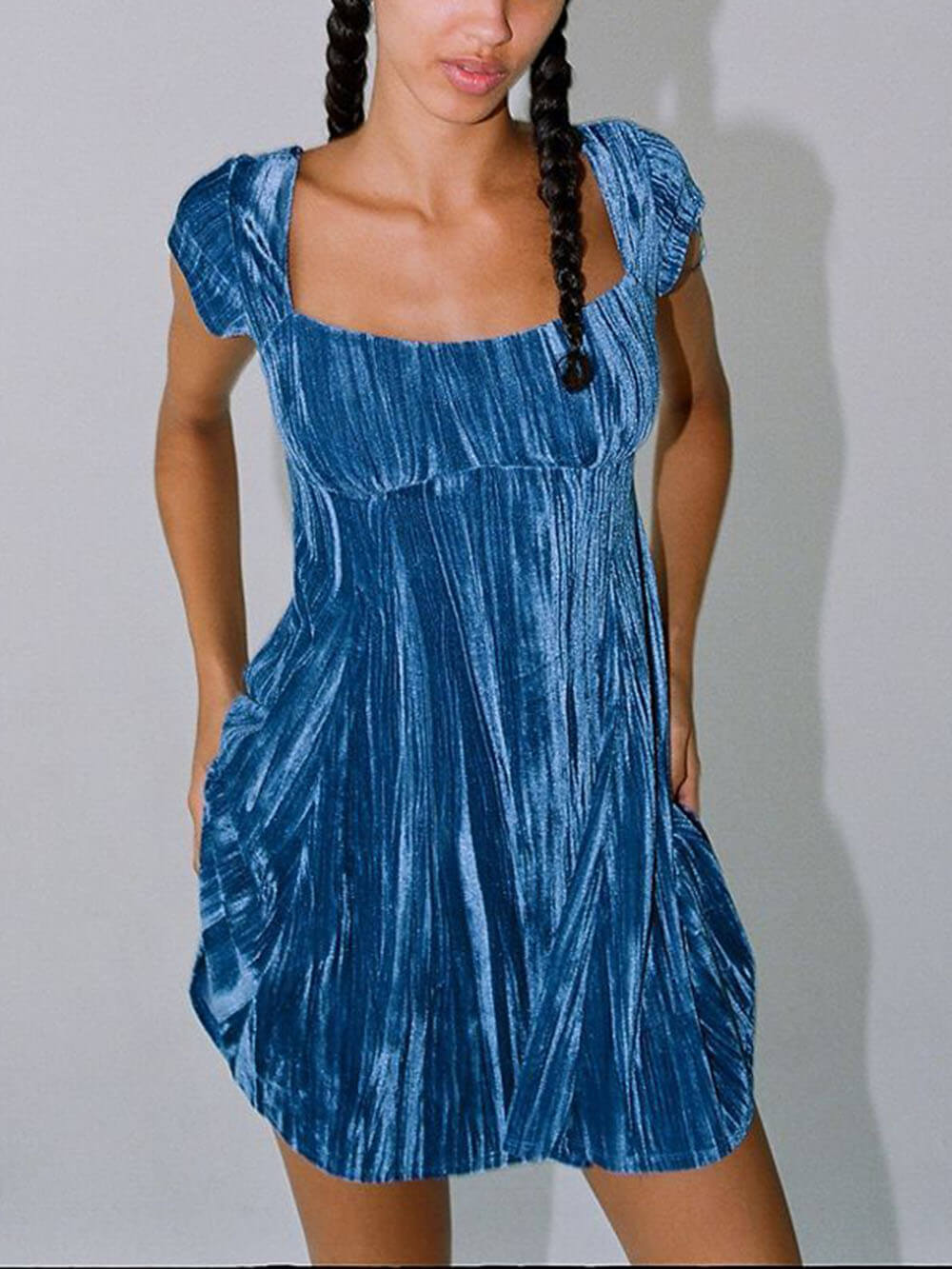 Niebieska aksamitna mini sukienka z krótkim rękawem