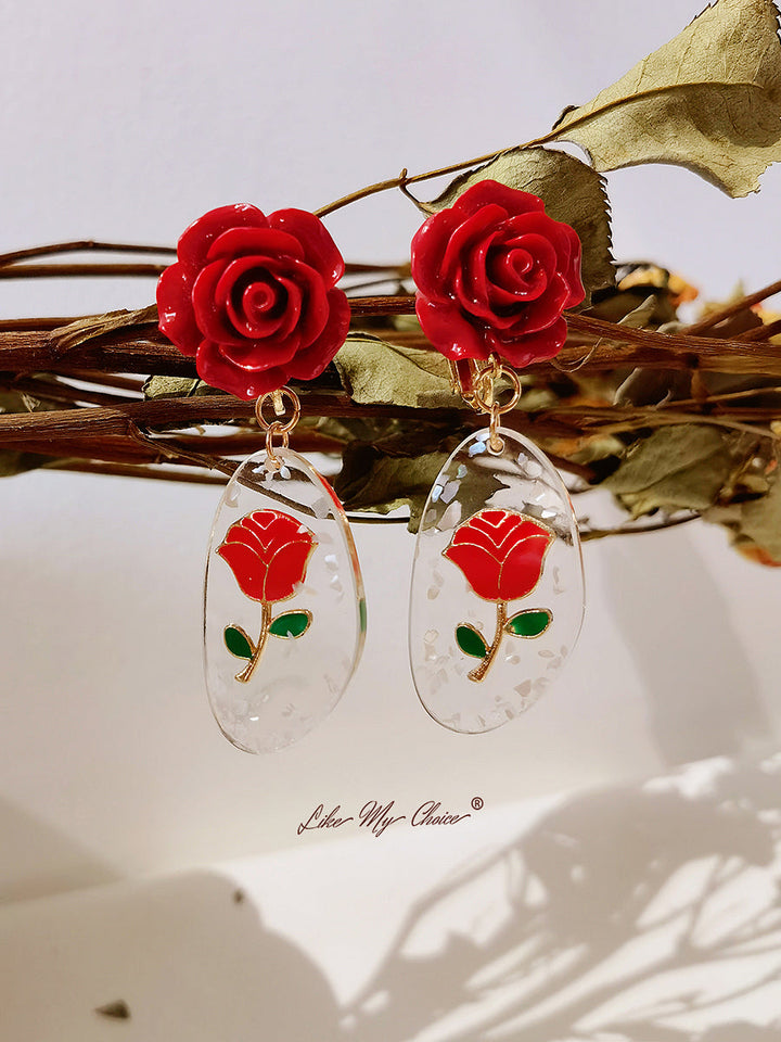 ビクトリア朝風のロマンチックな赤いバラのイヤリング