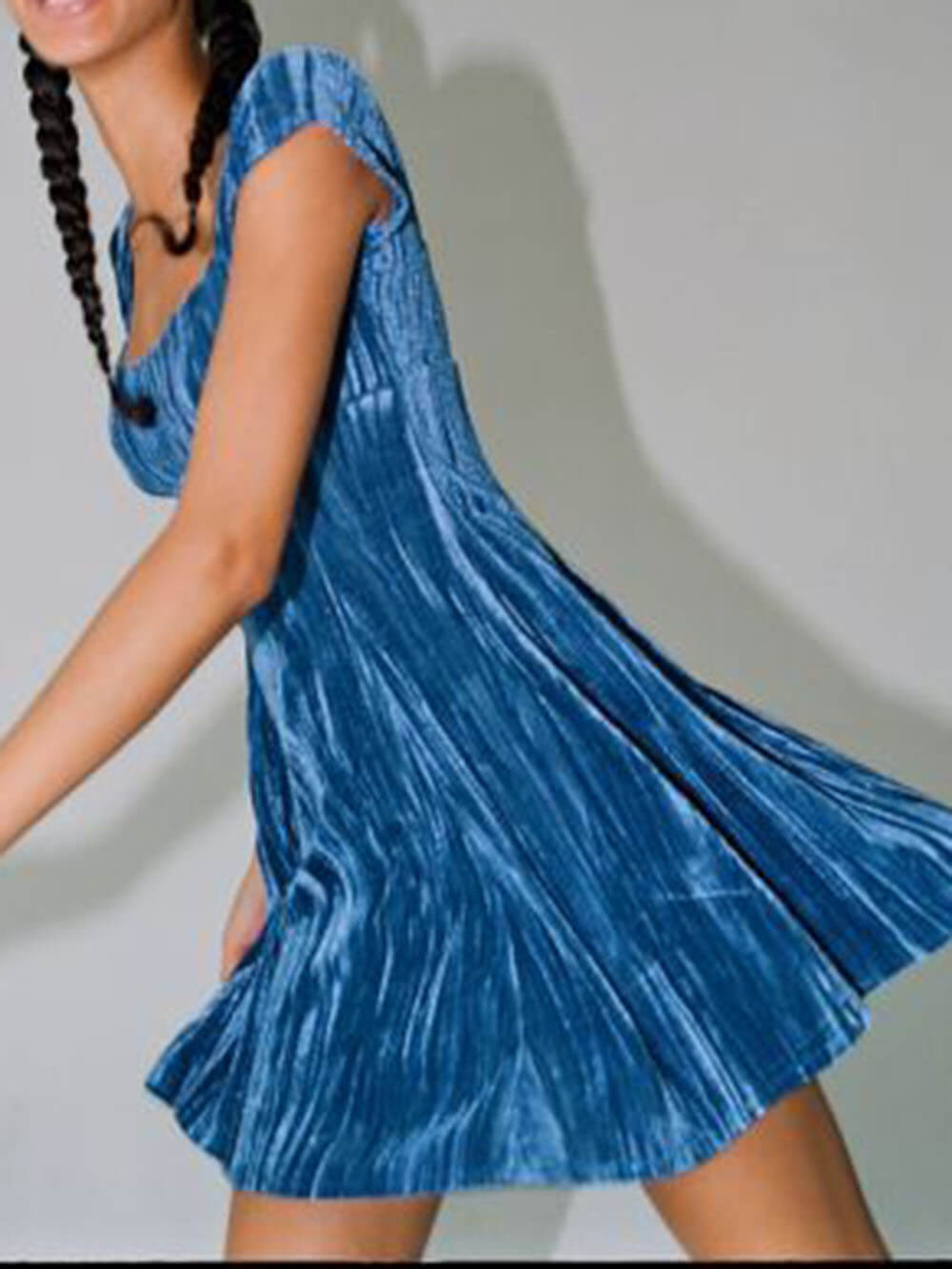 Niebieska aksamitna mini sukienka z krótkim rękawem