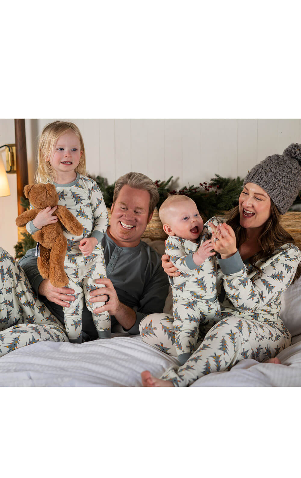 Familienpyjama mit Weihnachtsbaum-Print