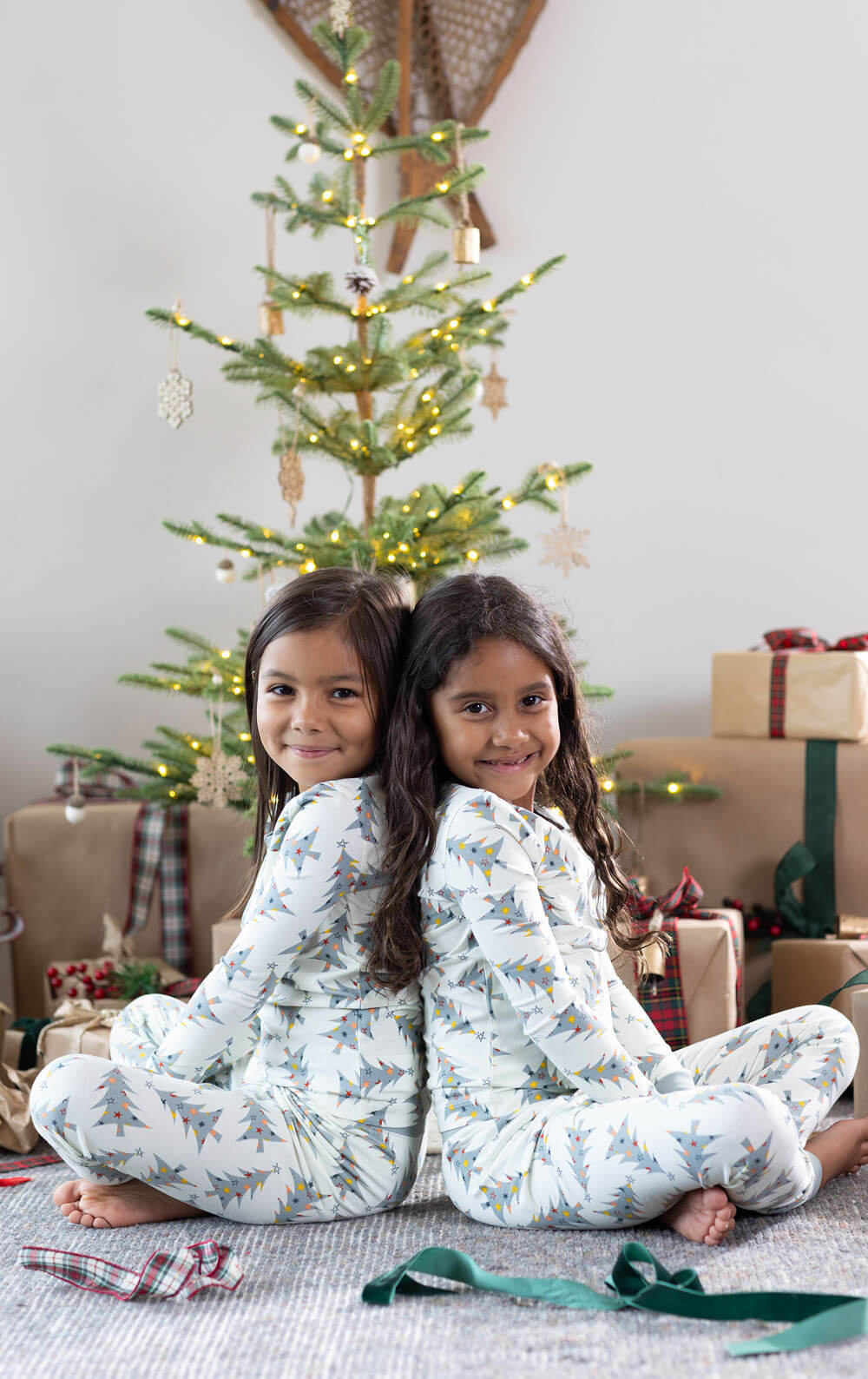 Familienpyjama mit Weihnachtsbaum-Print