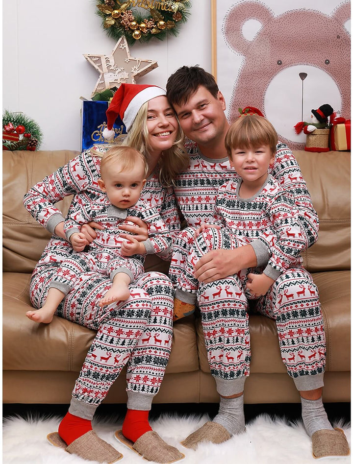 Set pigiami per la famiglia degli alberi di fiocchi di neve di Natale