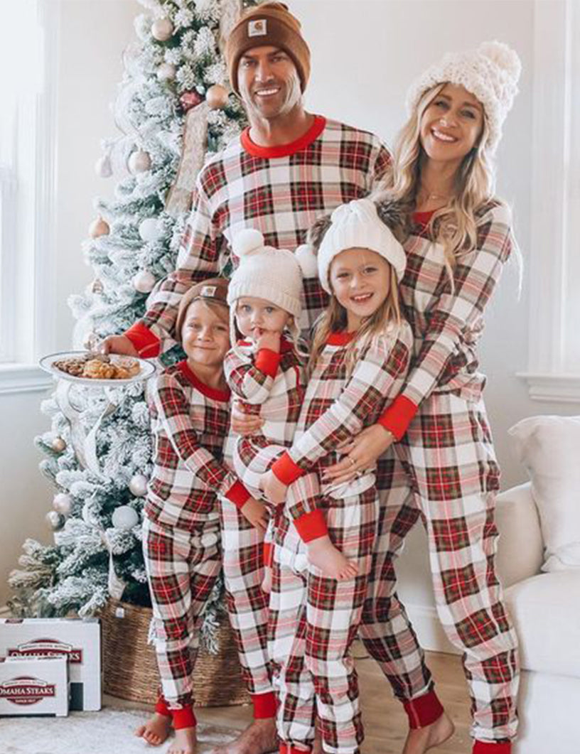 Rutete i blandede farger, matchende familiepyjamassett (med hundeklær)