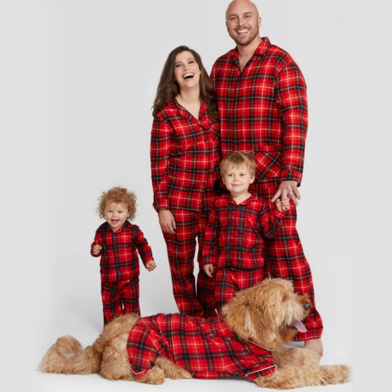 Juletrøje med rødternet print til forældre-barn (med hundetøj)