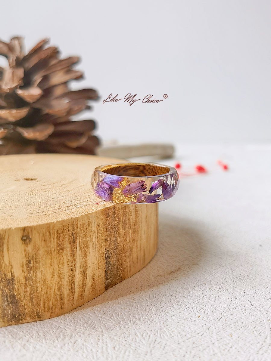 Handgefertigter Ring aus Kunstharz mit Intarsien aus getrockneten Blumen – Lila