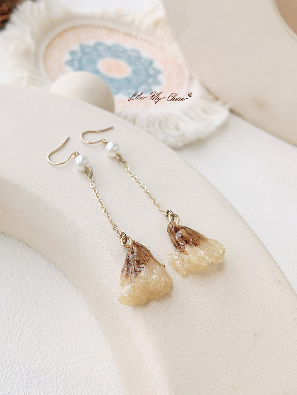 Orecchini di perle epossidiche con fiori secchi in resina del Nontiscordardime