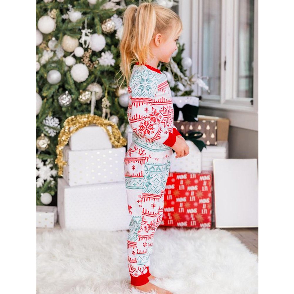 Conjunto de pijama combinando para a família com cervos de Natal e floco de neve