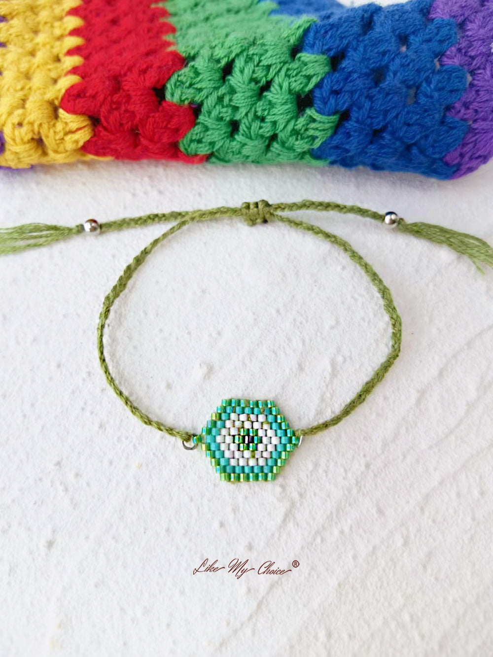 Verstelbare kralenarmband met trekkoord en smaragdgroene geometrie